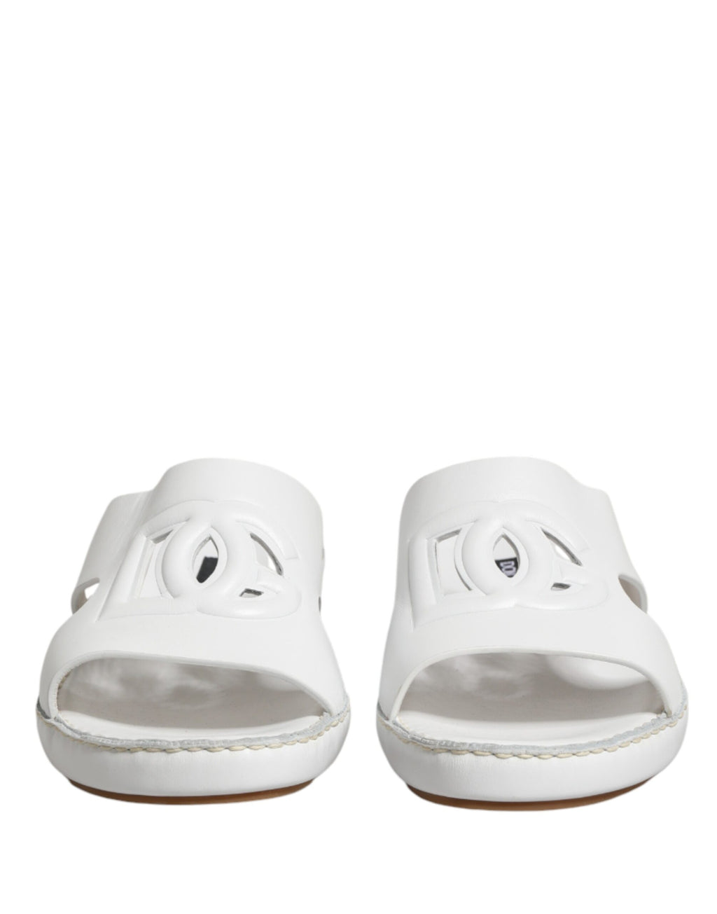 Sandales plates blanches Dolce & Gabbana DG avec découpes, chaussures élégantes et confortables, parfaites pour l'été.