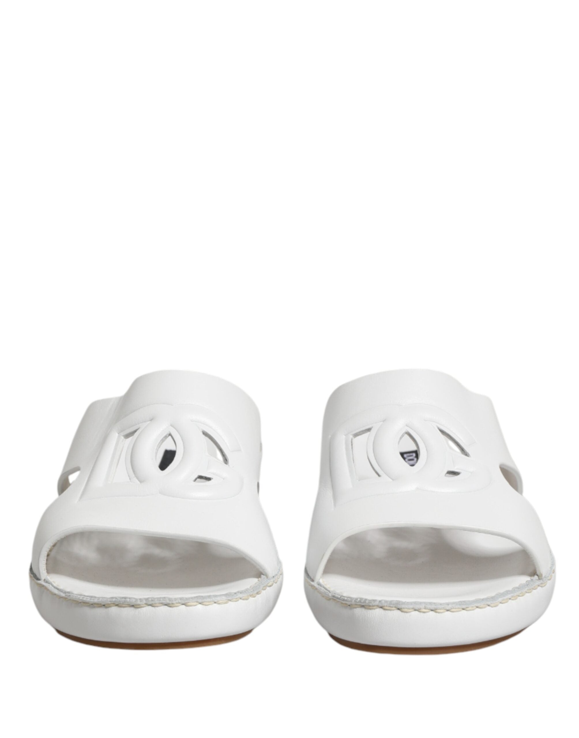 Sandales plates blanches Dolce & Gabbana DG avec découpes, chaussures élégantes et confortables, parfaites pour l'été.