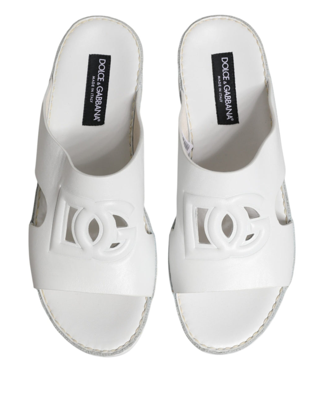 Sandales plates blanches Dolce & Gabbana DG avec découpes, chaussures confortables et élégantes pour un style sophistiqué.