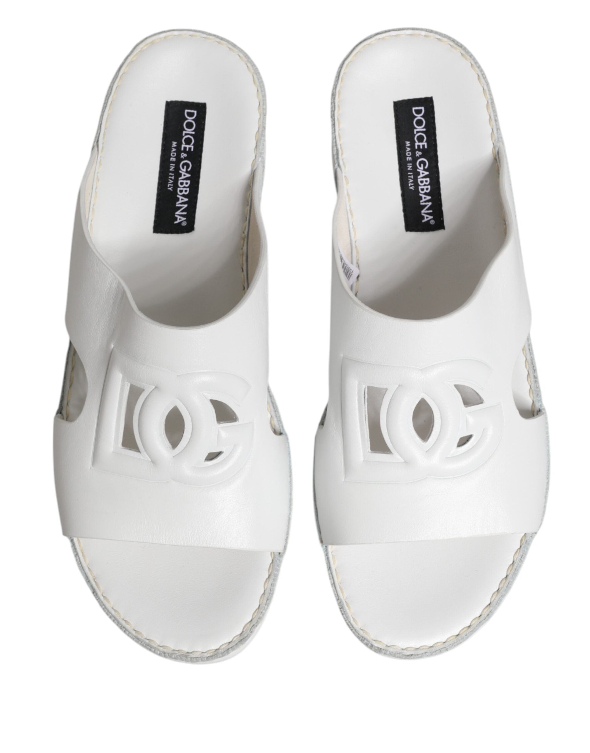 Sandales plates blanches Dolce & Gabbana DG avec découpes, chaussures confortables et élégantes pour un style sophistiqué.