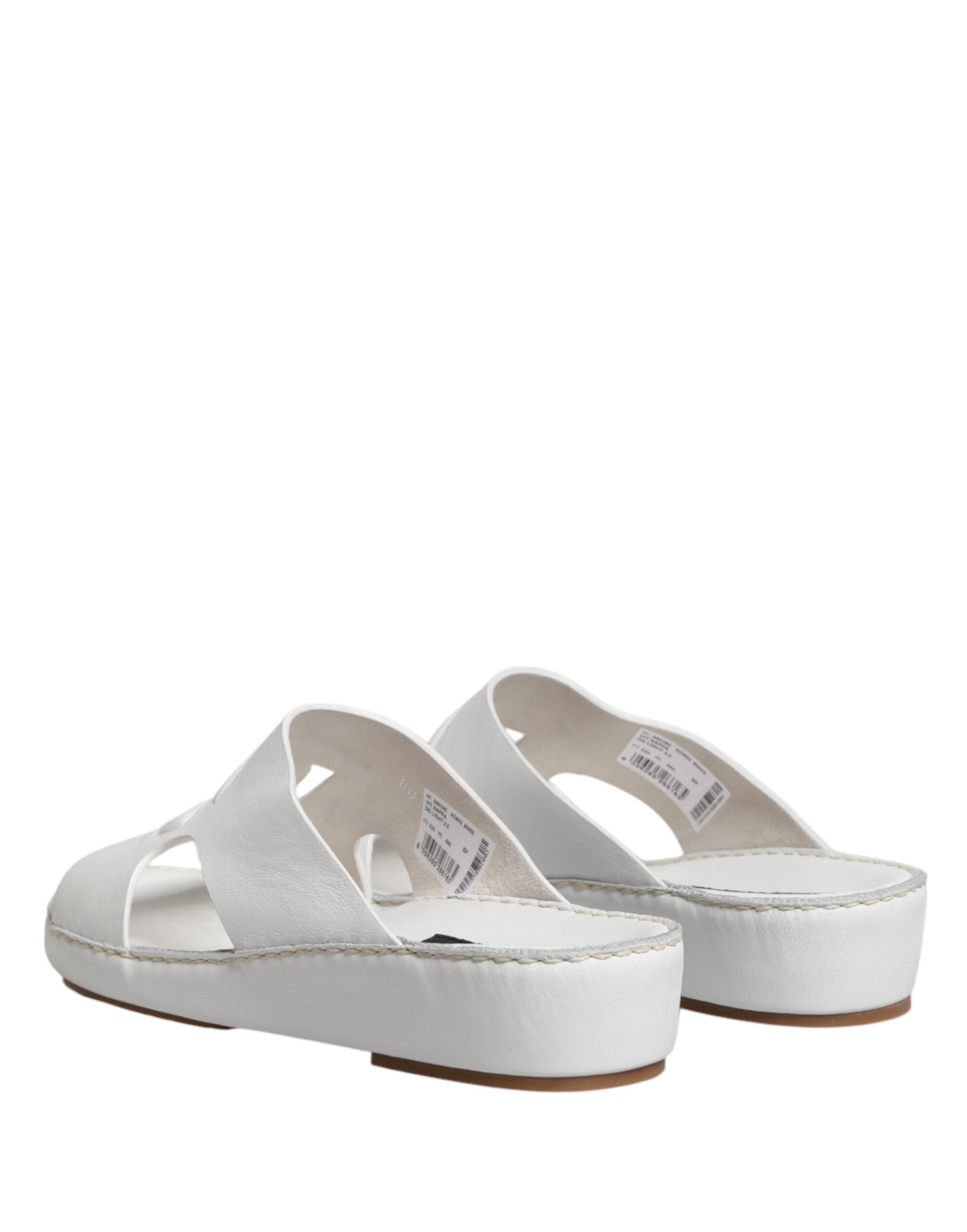 Sandales plates blanches Dolce & Gabbana DG avec découpes, chaussures confortables et élégantes pour femmes.
