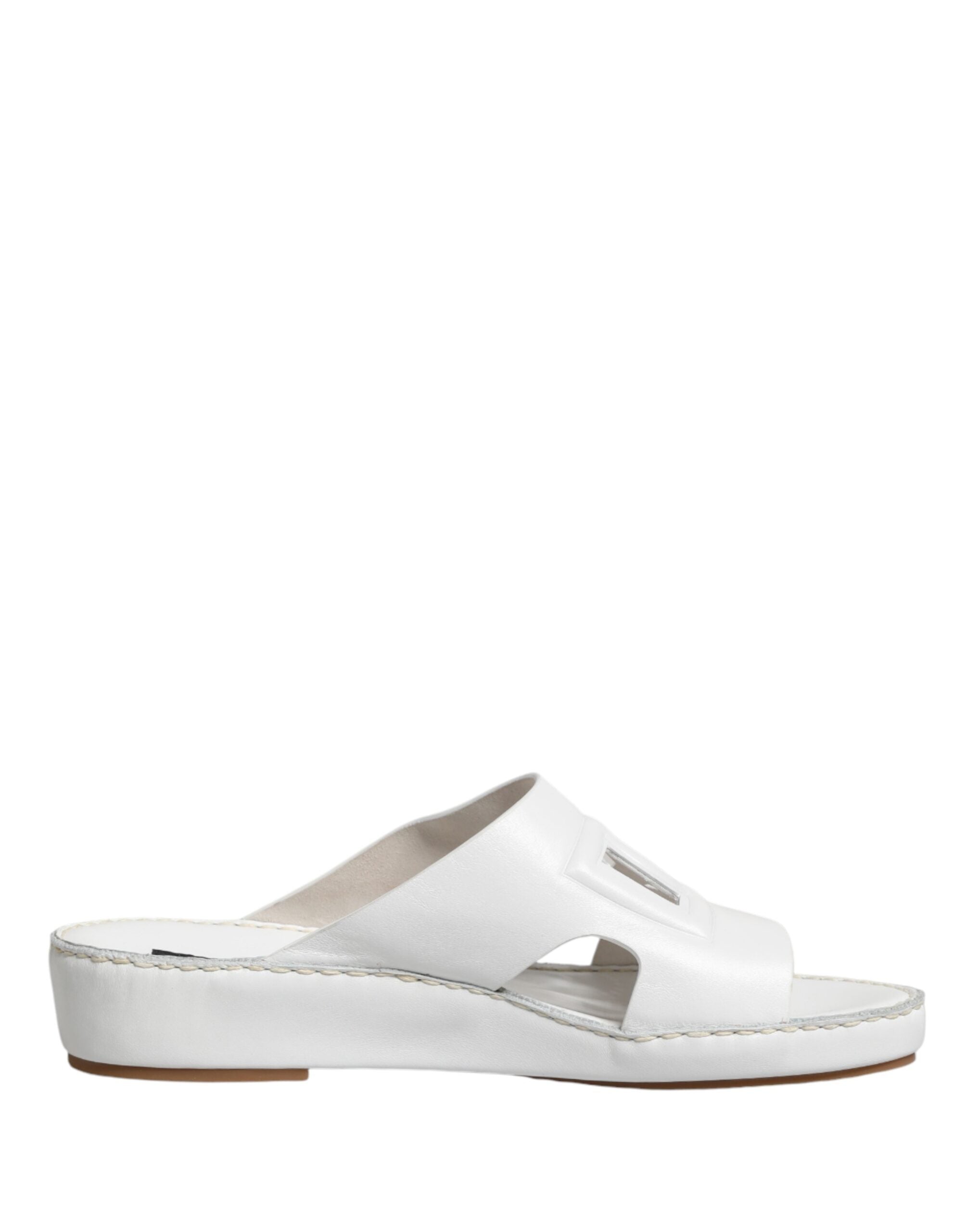 Sandales plates blanches Dolce & Gabbana DG avec découpes, chaussures confortables et élégantes pour femme.