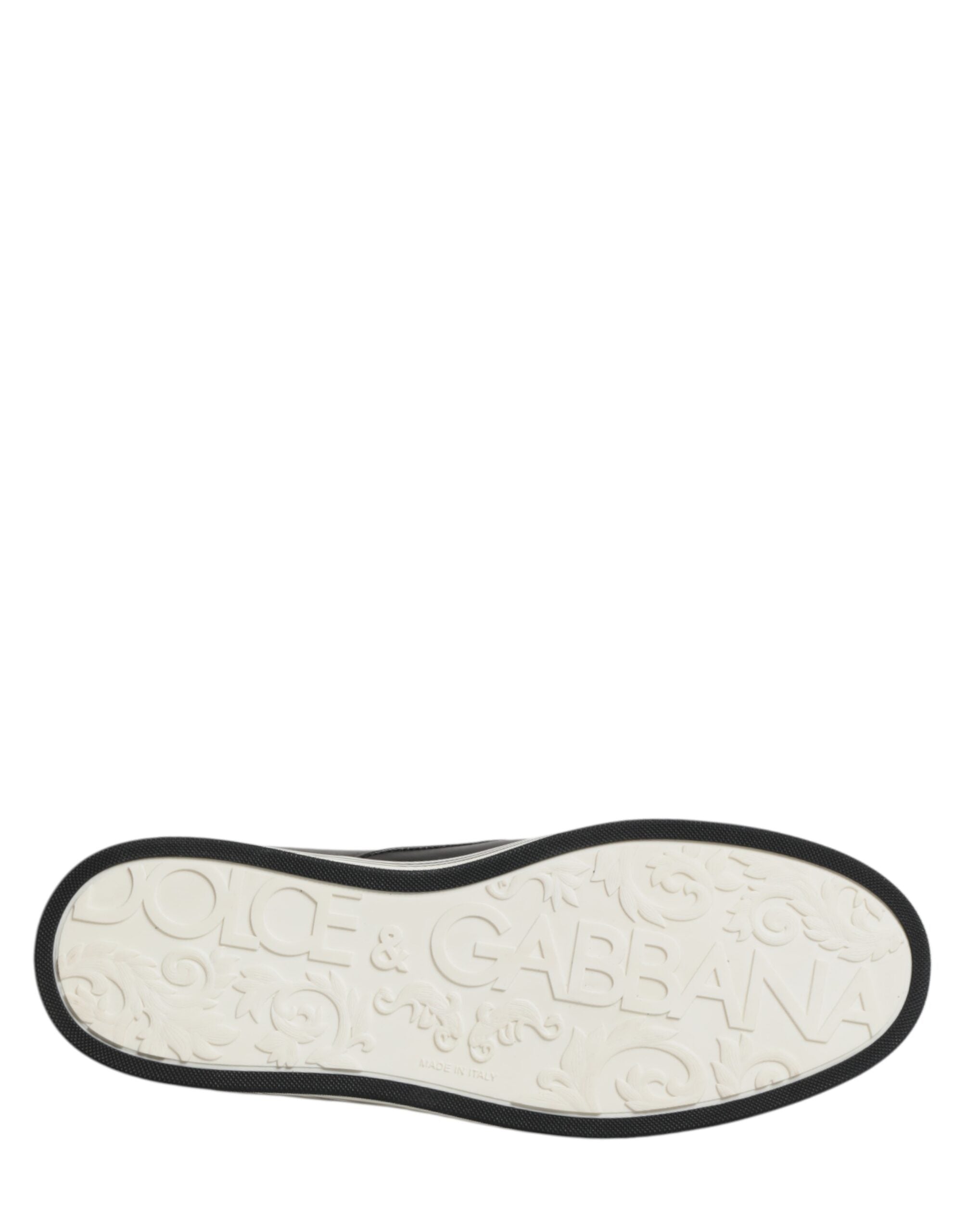 Chaussures sneakers en cuir noir Dolce & Gabbana avec signature en figures, vue de face.