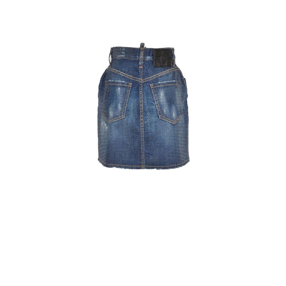 Jupe en denim bleu Dsquared² avec taille haute, détails décontractés et coupe ajustée, portée avec style moderne.