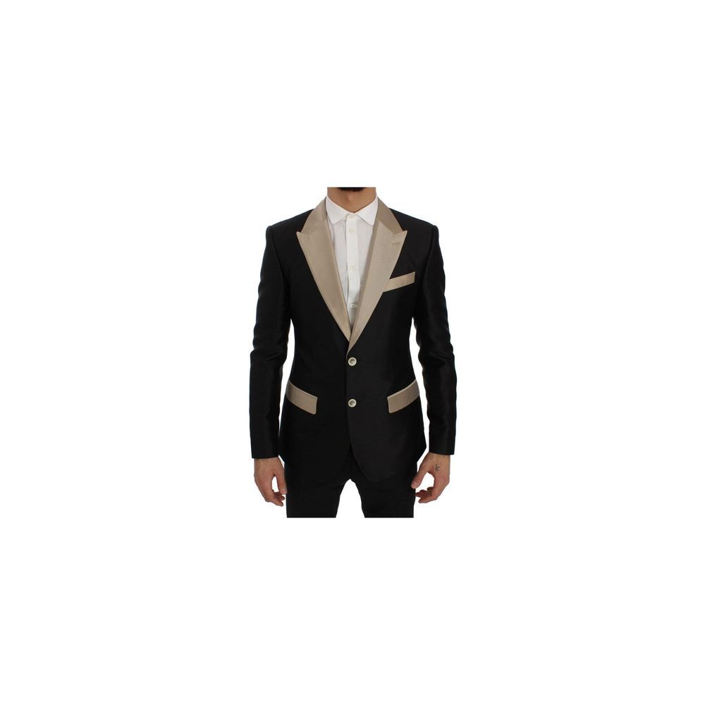 Blazer en soie noire Dolce & Gabbana porté, élégant, coupe classique avec revers en satin, style sophistiqué et moderne.
