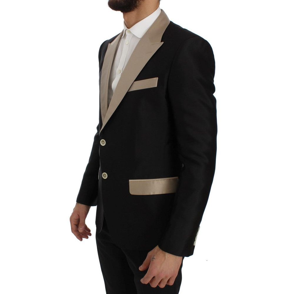 Blazer en soie noire Dolce & Gabbana porté, style élégant avec coupe ajustée et détails sophistiqués.