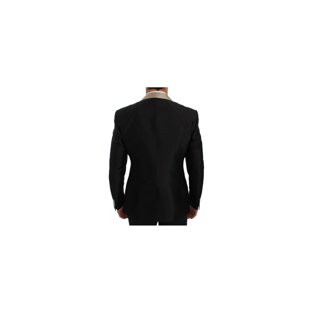 Blazer en soie noire Dolce & Gabbana porté par un mannequin, détails élégants et coupe sophistiquée visible sur l’image.