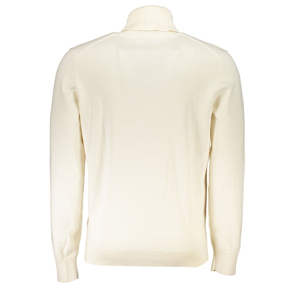 Pull à col roulé en coton blanc de la marque Hugo Boss, visible avec col haut et texture douce.