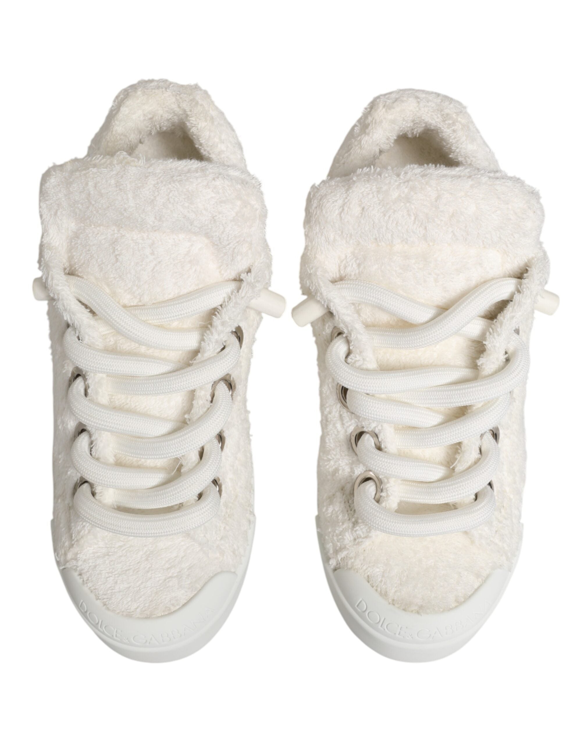 Chaussures sneakers basses blanches en fausse shearling de Dolce & Gabbana, style décontracté, détails en cuir et semelle blanche.