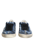 Chaussures sneakers basses en denim bleu délavé Dolce & Gabbana, style décontracté et tendance, visible avec détails usés.