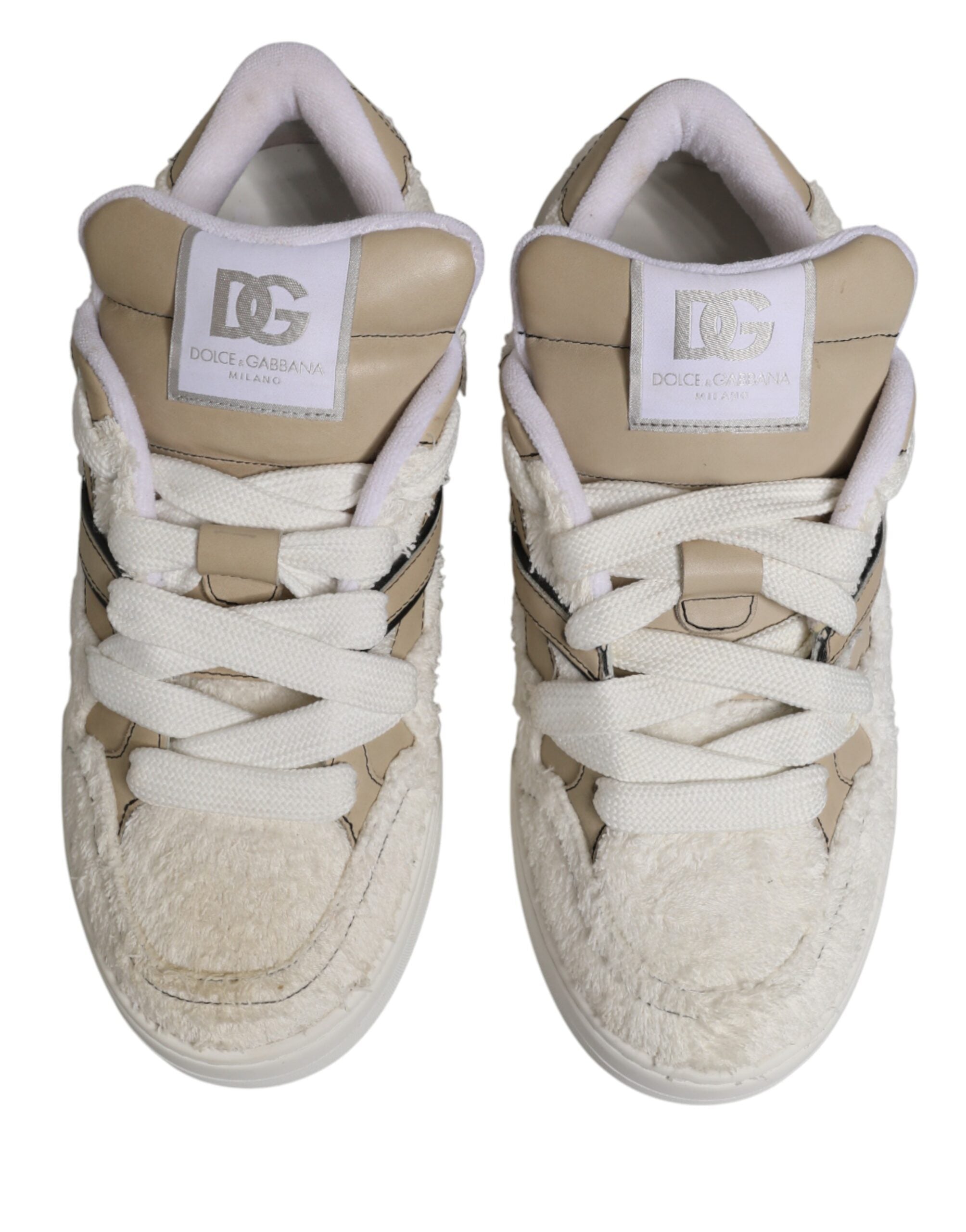 Chaussures sneakers basses Dolce & Gabbana en fausse fourrure blanche et beige, style décontracté et élégant.