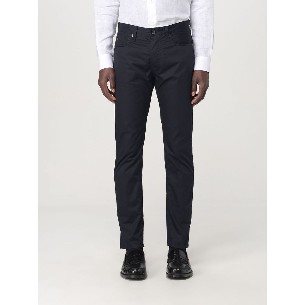 Pantalon décontracté en coton bleu de la marque Emporio Armani, vue de face, avec coupe moderne et détails élégants.