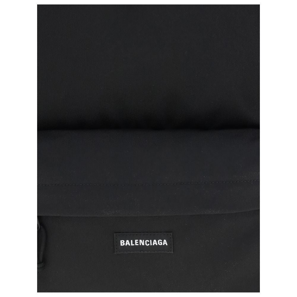 Sac à dos Balenciaga en polyamide noir avec logo, vue de face, aspect moderne et élégant.