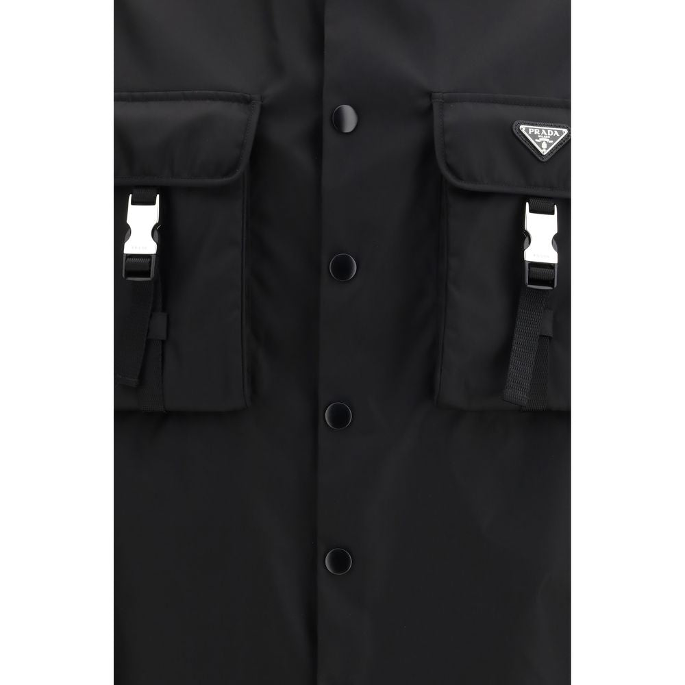 Veste noire en polyamide recyclé de Prada, coupe élégante avec fermeture à glissière et col montant.