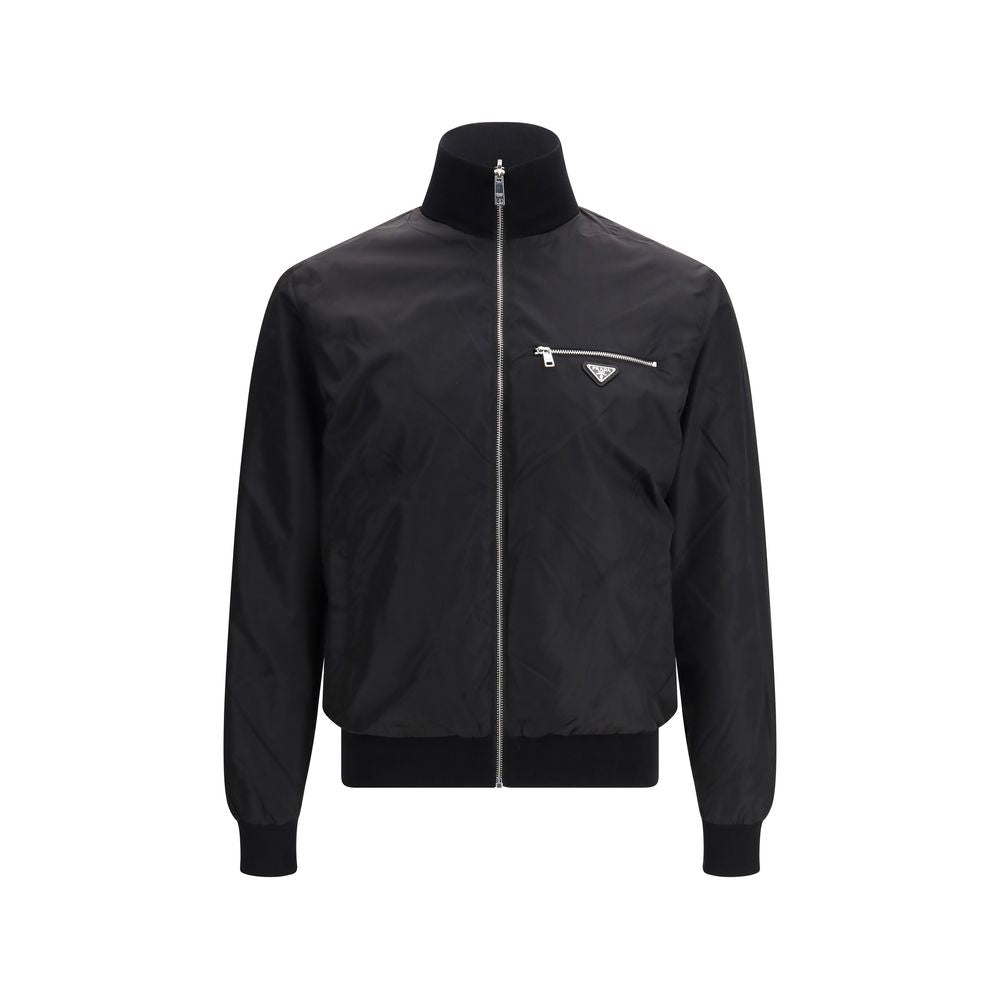 Veste Prada en laine noire Oves Aries, coupe ajustée, avec détails élégants et col droit, portée sur un mannequin.