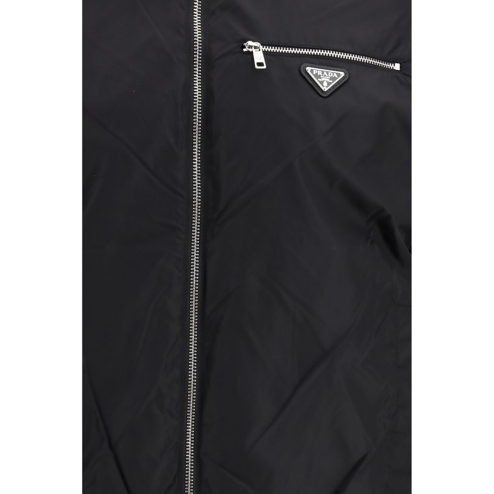 Veste en laine noire Prada Oves Aries, coupe élégante, détails modernes, portée comme vêtement d’extérieur.