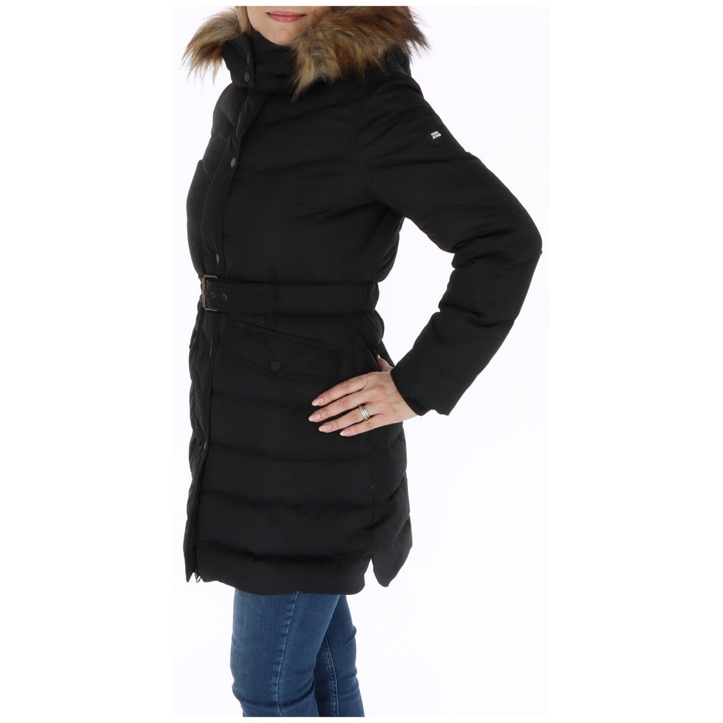 Manteau en polyester noir de la marque Pepe Jeans, coupe élégante et moderne, visible avec détails de couture et col classique.