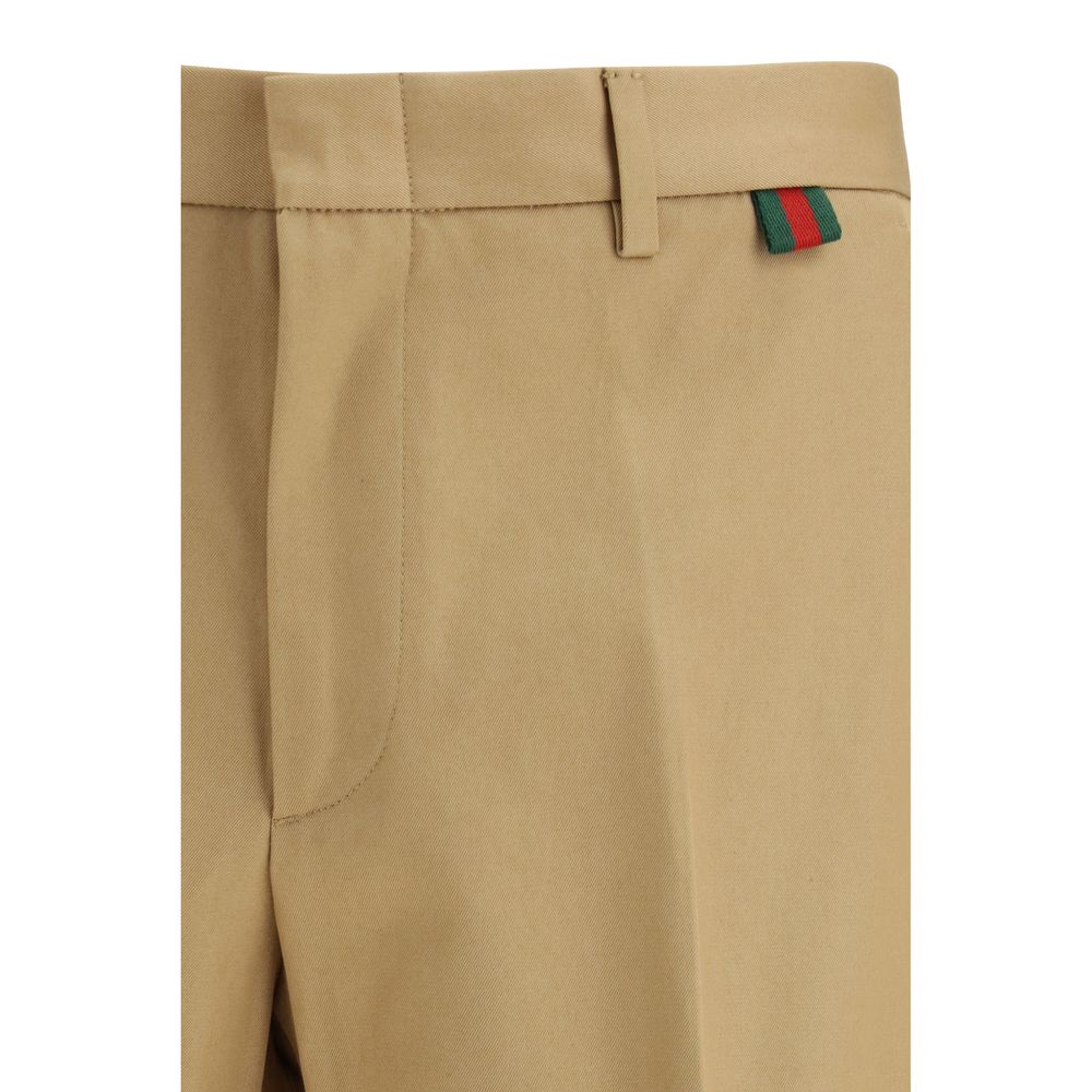 Pantalons décontractés en coton beige de Gucci, coupe classique et style élégant, visibles en image.
