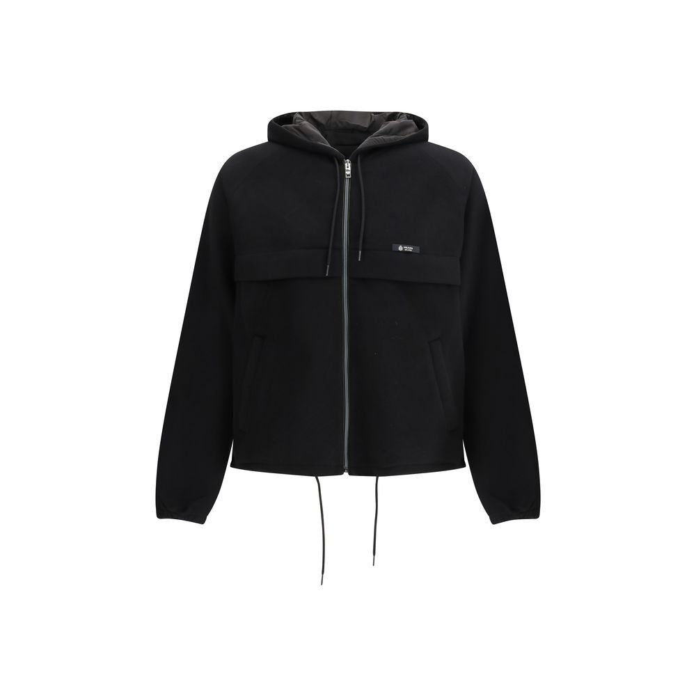 Veste en polyester noir Prada pour homme, coupe moderne, avec capuche et fermeture éclair visible sur l'image.