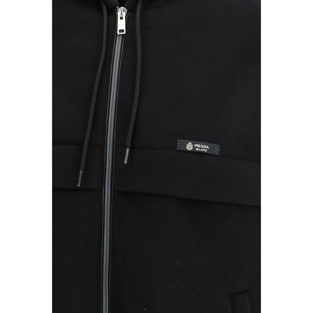 Veste en polyester noire Prada pour femme, coupe ajustée et détails modernes, visible sur l'image.