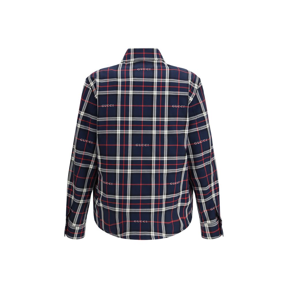 Veste en coton bleue Gucci pour homme, détail du design et du logo Gucci visible sur la veste.