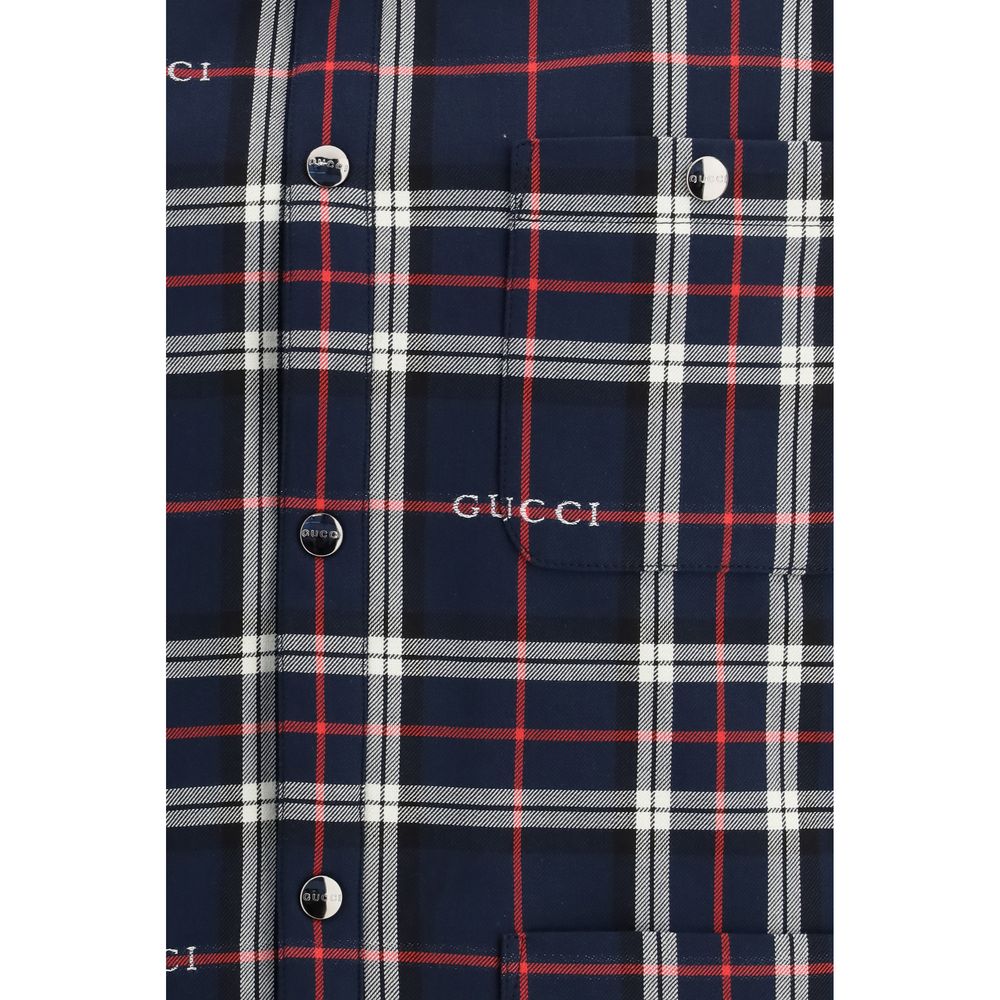 Veste en coton bleue Gucci pour homme, avec détails de design élégants et logo Gucci visible sur la poitrine.