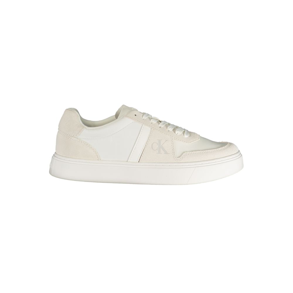 Chaussures sneakers pour hommes Calvin Klein en polyester blanc, vue de face, avec design moderne et semelle blanche.