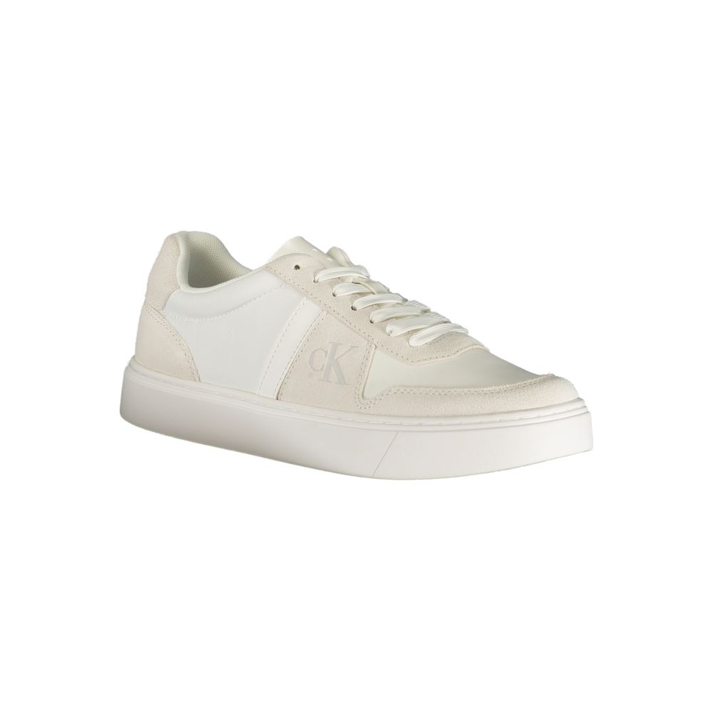 Sneaker homme Calvin Klein en polyester blanc, style sportif avec semelle blanche, vue de face.