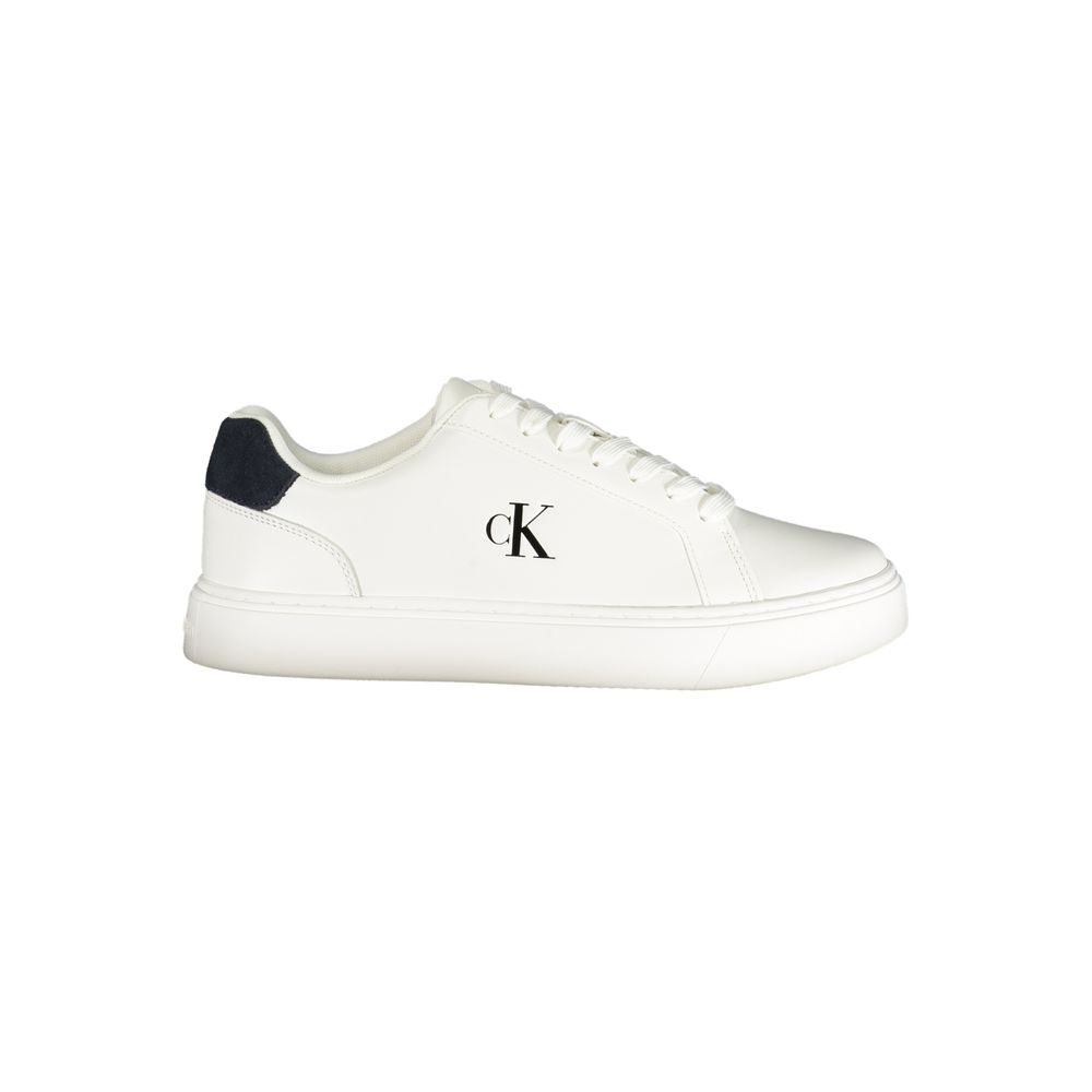 Sneakers blanches en polyuréthane pour homme de la marque Calvin Klein, vue de côté.