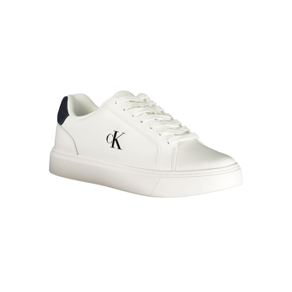 Sneakers blanches en polyuréthane pour homme de la marque Calvin Klein, design moderne et confortable.