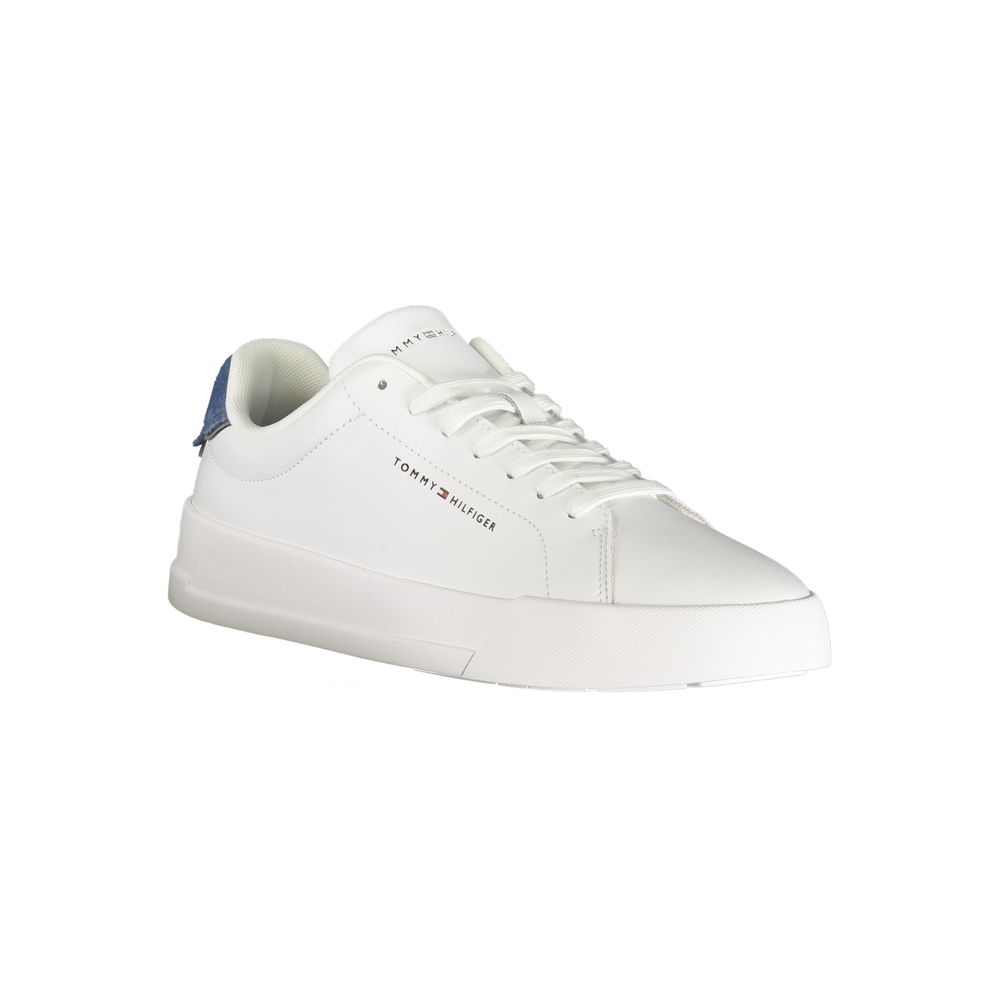 Chaussures sneakers en polyuréthane blanches pour hommes de Tommy Hilfiger, vue de face sur fond neutre.