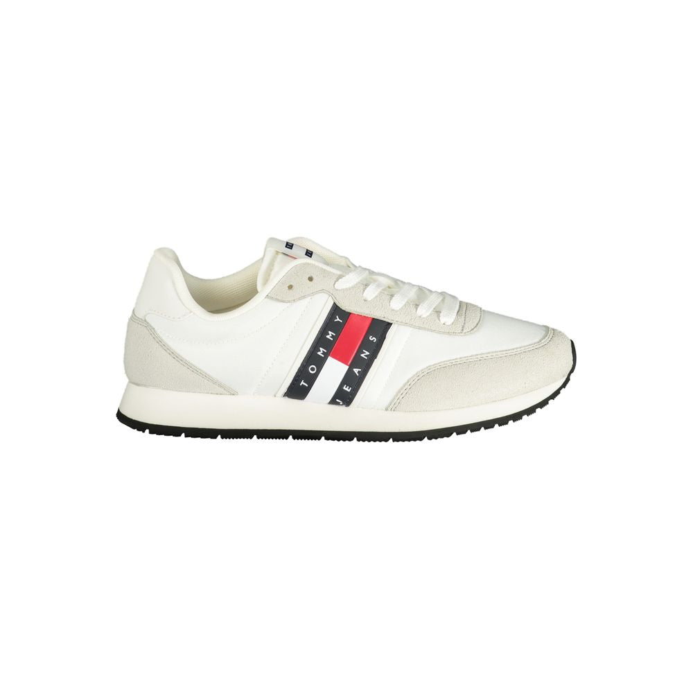 Sneakers blanches en polyuréthane pour homme de Tommy Hilfiger, vue de profil avec semelle blanche et design moderne.