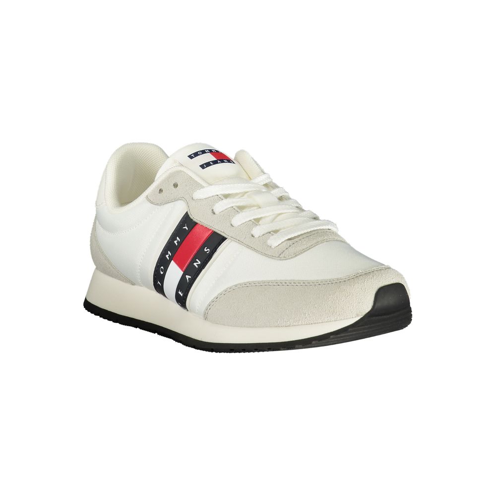 Sneakers blanches en polyuréthane pour homme de la marque Tommy Hilfiger, vue de côté.