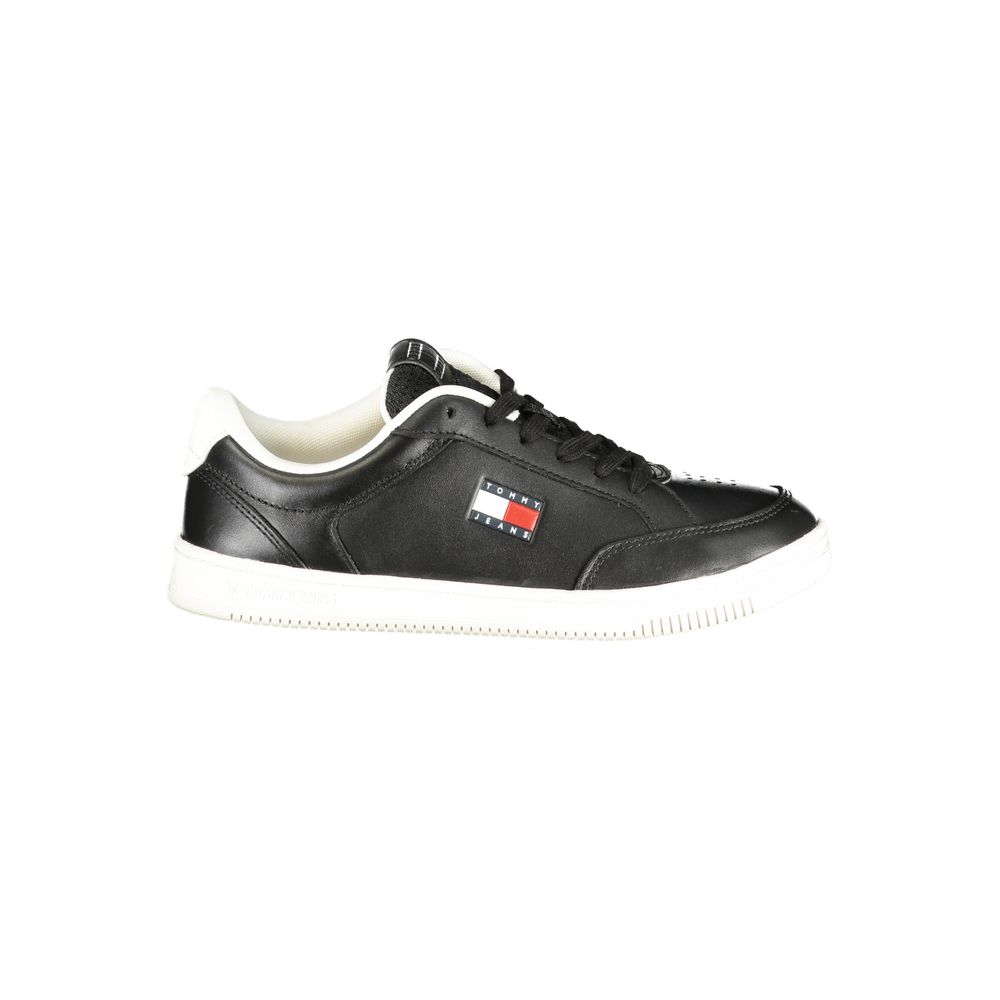 Sneakers pour hommes Tommy Hilfiger en polyuréthane noir, style décontracté avec semelle blanche, vue de côté.