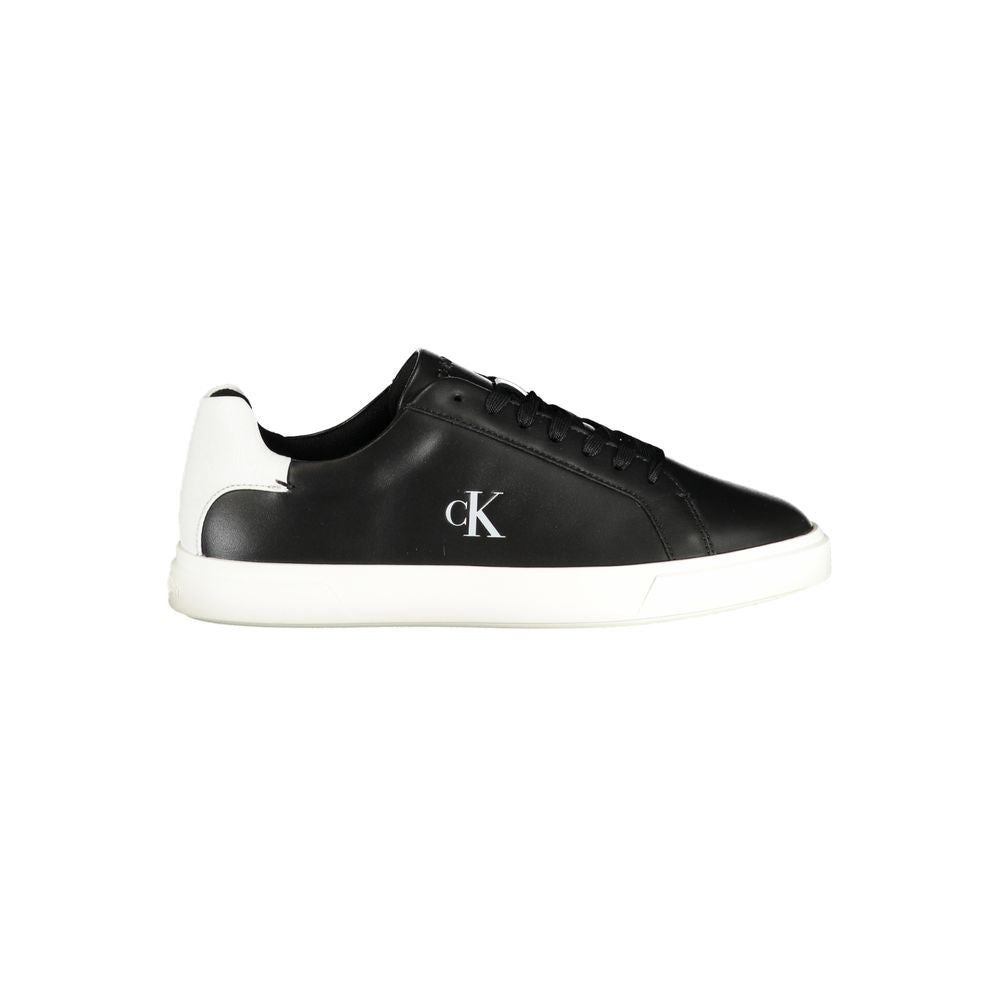 Sneakers noires en polyuréthane pour femmes de la marque Calvin Klein, vue de côté, avec semelle blanche.