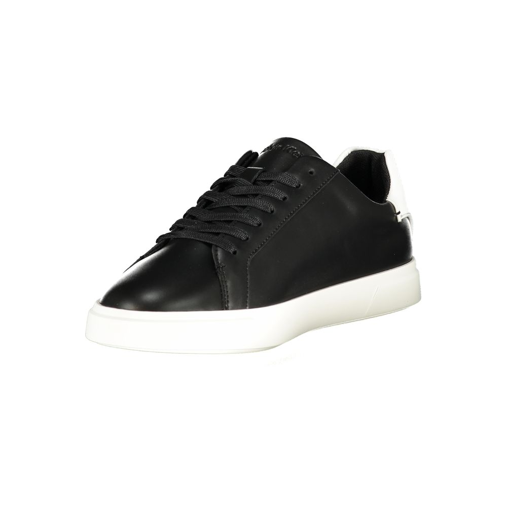 Sneakers noires en polyuréthane pour femmes de Calvin Klein, vue de face, avec semelle blanche et design élégant.