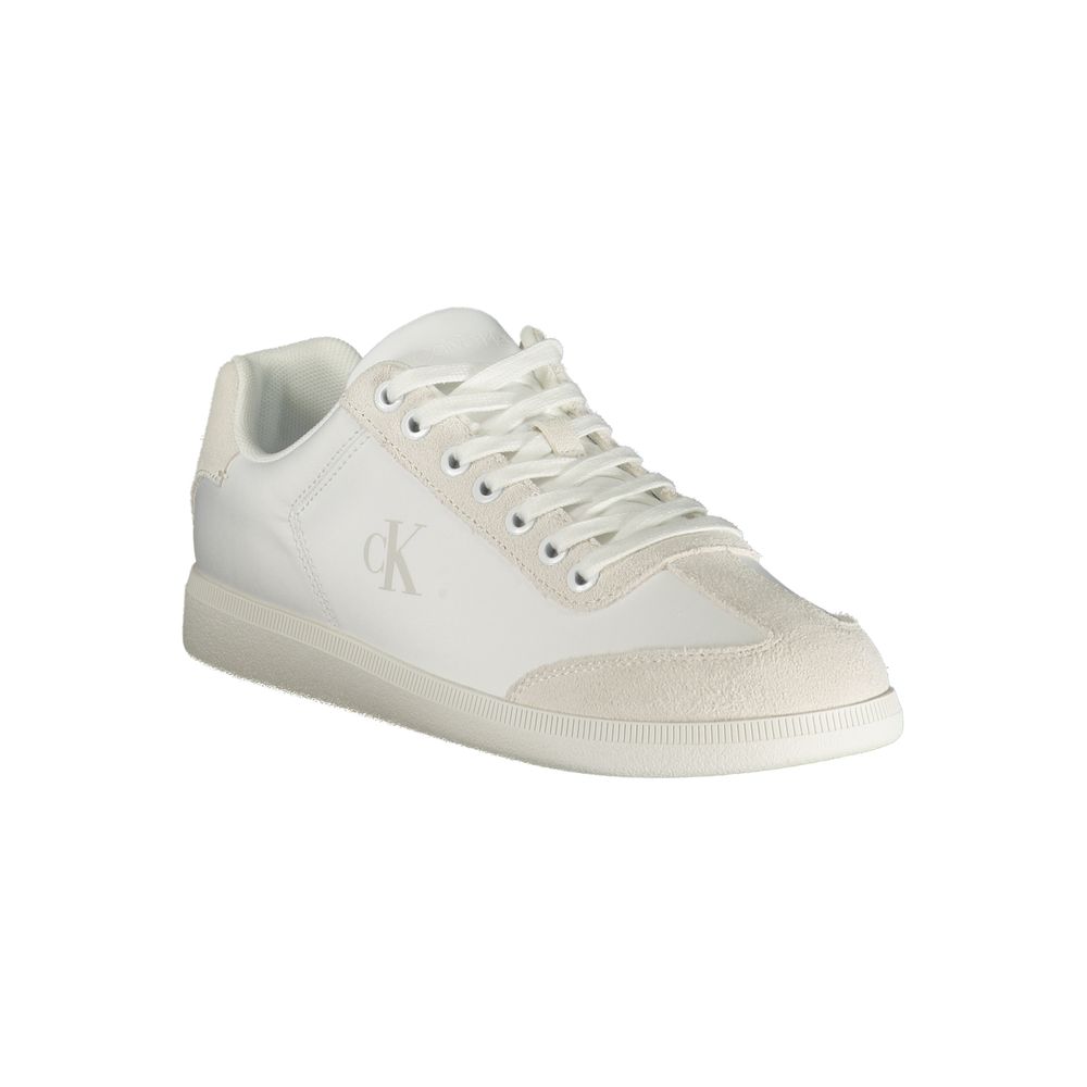 Sneakers blanches pour hommes en polyester de la marque Calvin Klein, vue de côté, avec semelle blanche et design moderne.