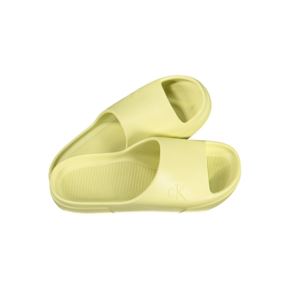 Pantoufles homme en polyuréthane jaune de Calvin Klein, style confortable et moderne, vues de face sur fond neutre.