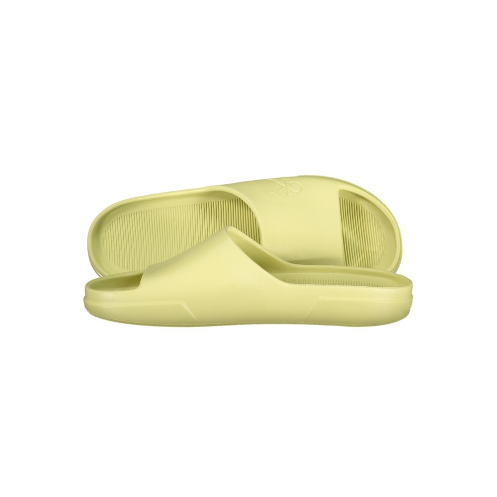 Chaussures homme Calvin Klein jaunes en polyuréthane, slippers confortables avec semelle antidérapante et design moderne.