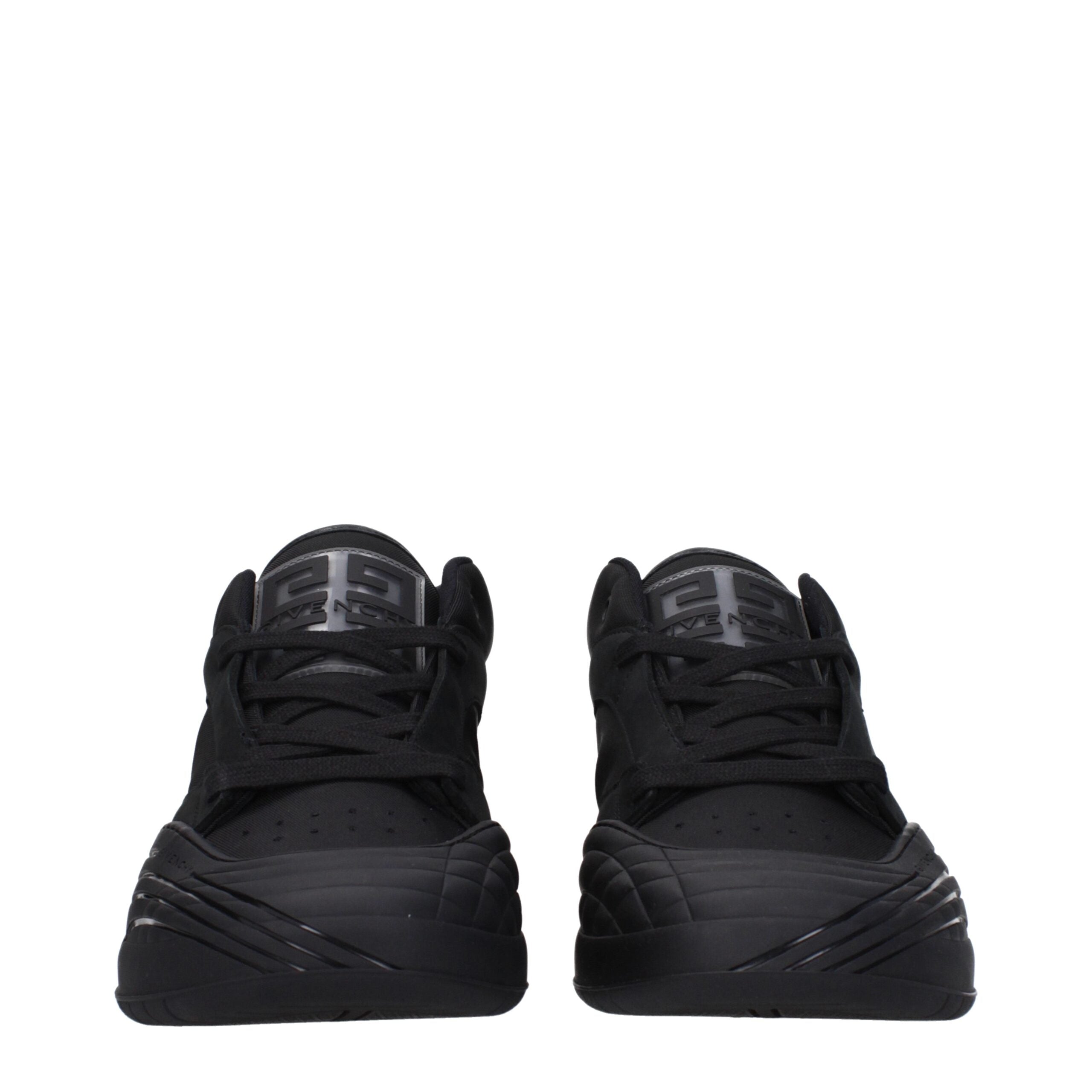 Chaussures Givenchy en tissu noir, baskets basses élégantes avec design moderne et semelle blanche.