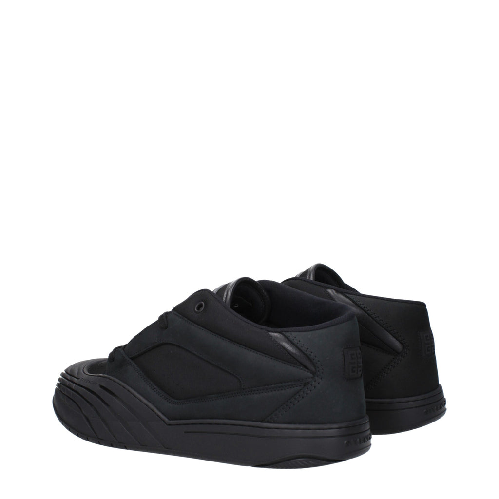 Chaussures Givenchy en tissu noir, baskets basses élégantes et modernes, vues en gros plan sur le dessus.