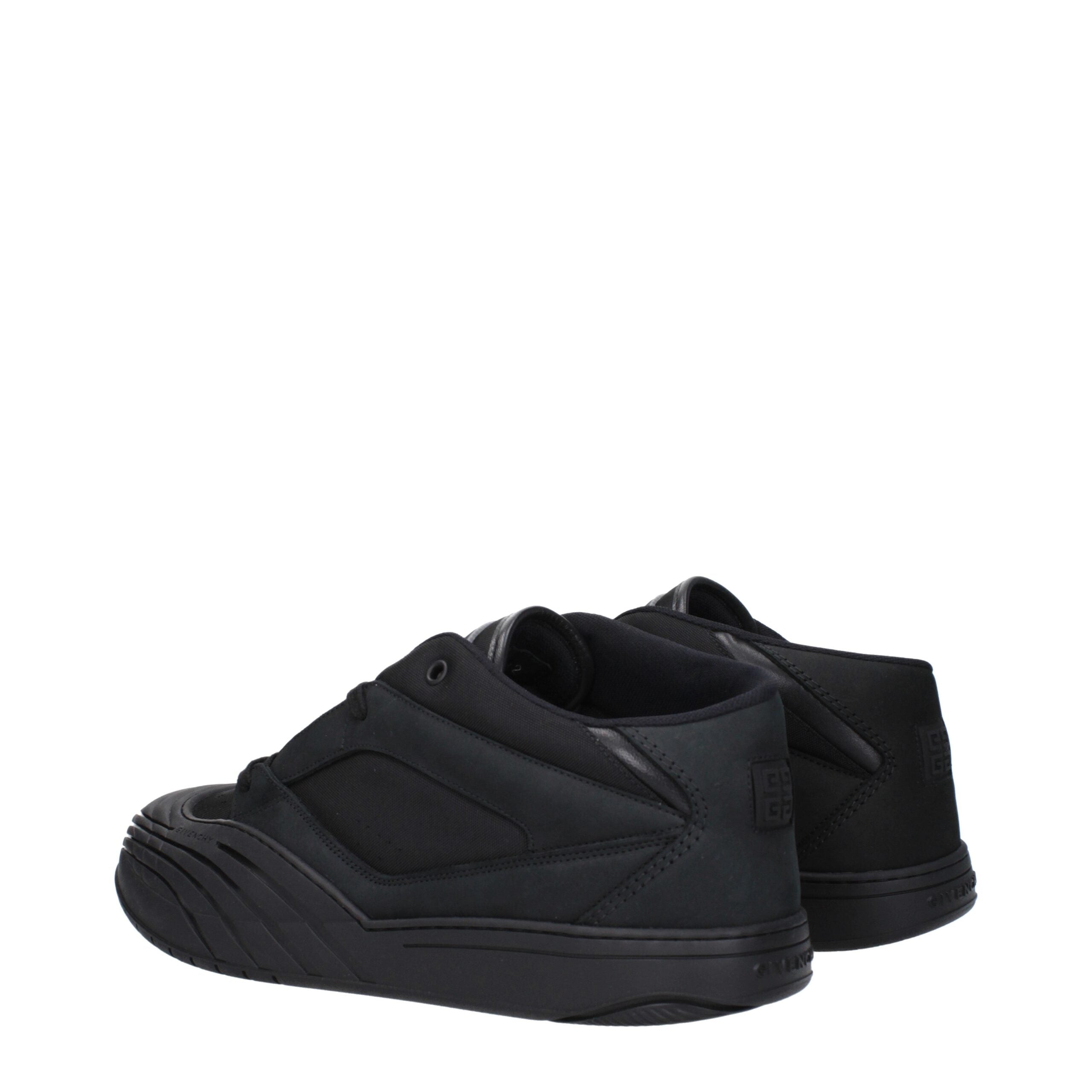 Chaussures Givenchy en tissu noir, baskets basses élégantes et modernes, vues en gros plan sur le dessus.