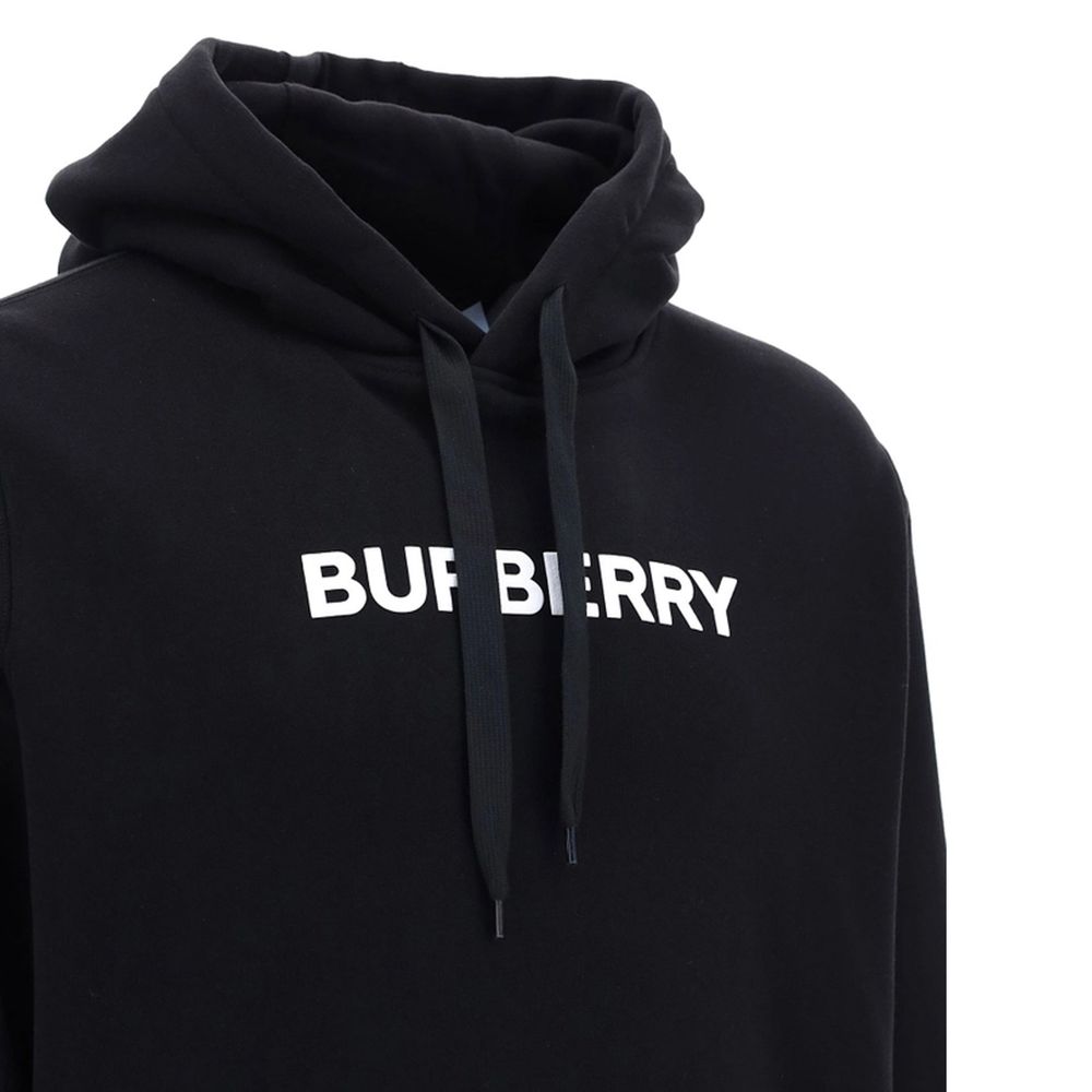 Sweat-shirt en coton noir de Burberry, style décontracté avec logo subtil, porté par un modèle.