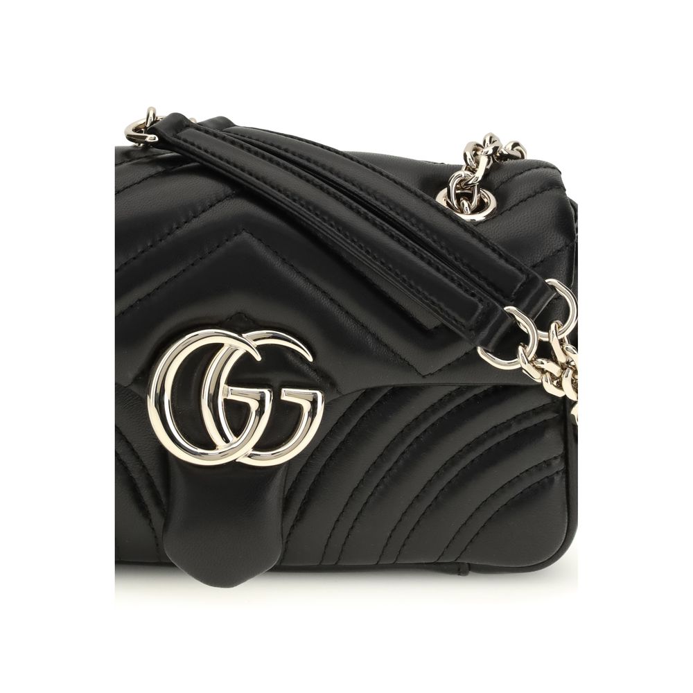 Sac à main Gucci en cuir d'agneau noir avec détails élégants, vue détaillée du modèle de la collection Gucci.