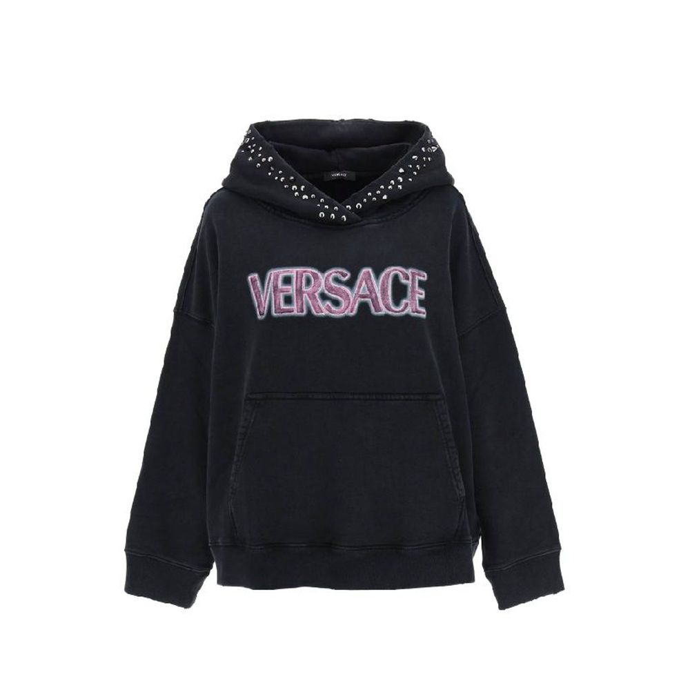 Sweat-shirt en coton noir de la marque Versace avec logo emblématique, porté sur un mannequin.