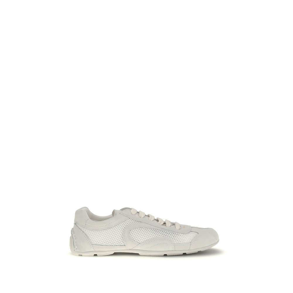 Chaussures Prada blanches en tissu, baskets basses élégantes avec semelle blanche et design épuré.