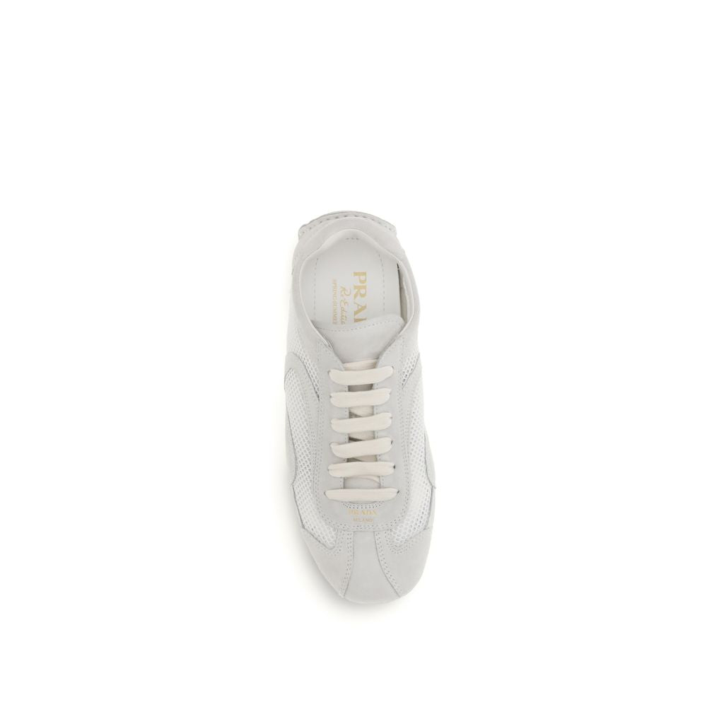 Baskets basses en tissu blanc Prada, chaussures de sport élégantes pour homme ou femme, vue de face.
