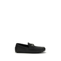 Mocassins Gucci en cuir de veau noir Bos Taurus, chaussure slip-on élégante pour homme, en gros plan sur la paire.
