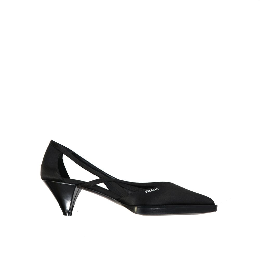 Escarpins Prada en soie noire à talons hauts, élégants et sophistiqués, avec finition brillante et design classique.