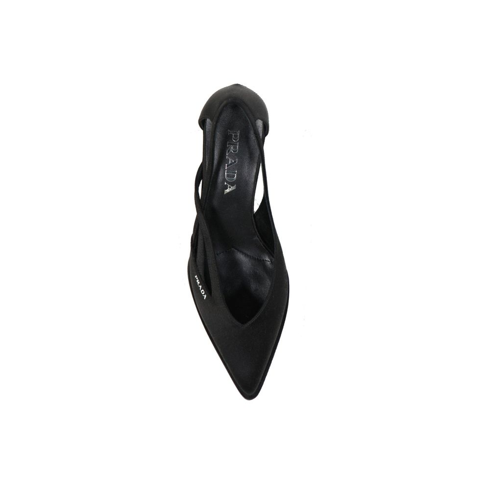 Chaussures à talons hauts en soie noire de Prada, élégantes et sophistiquées, parfaites pour une tenue chic.